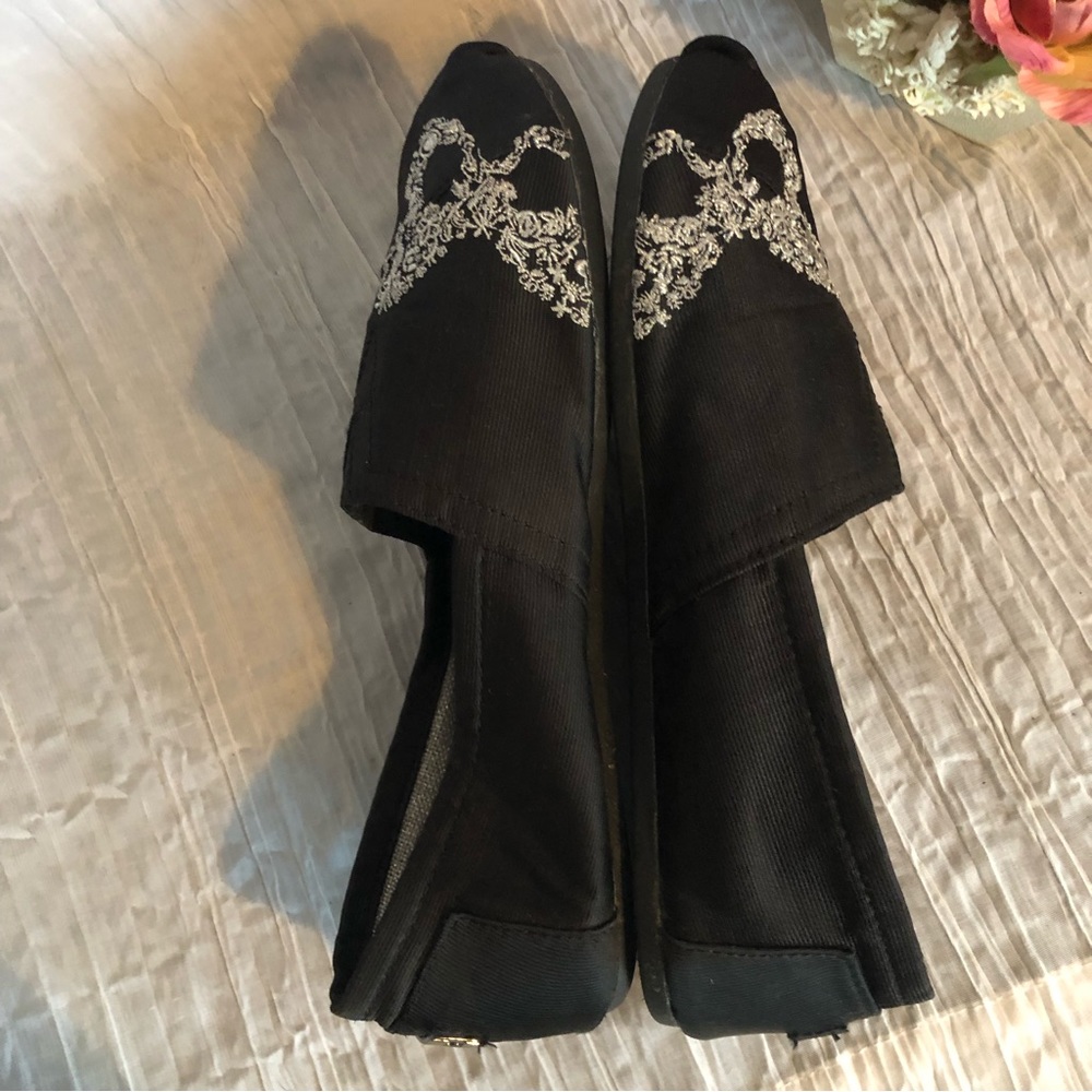 TOMS classic womans SZ 11W black with white butterfly slip ons canvas shoes - Picture 4 of 12